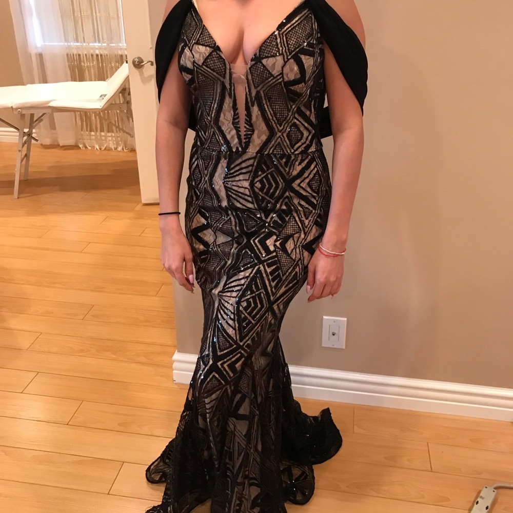 Elegant Black Geometric Backless Dress by Aida